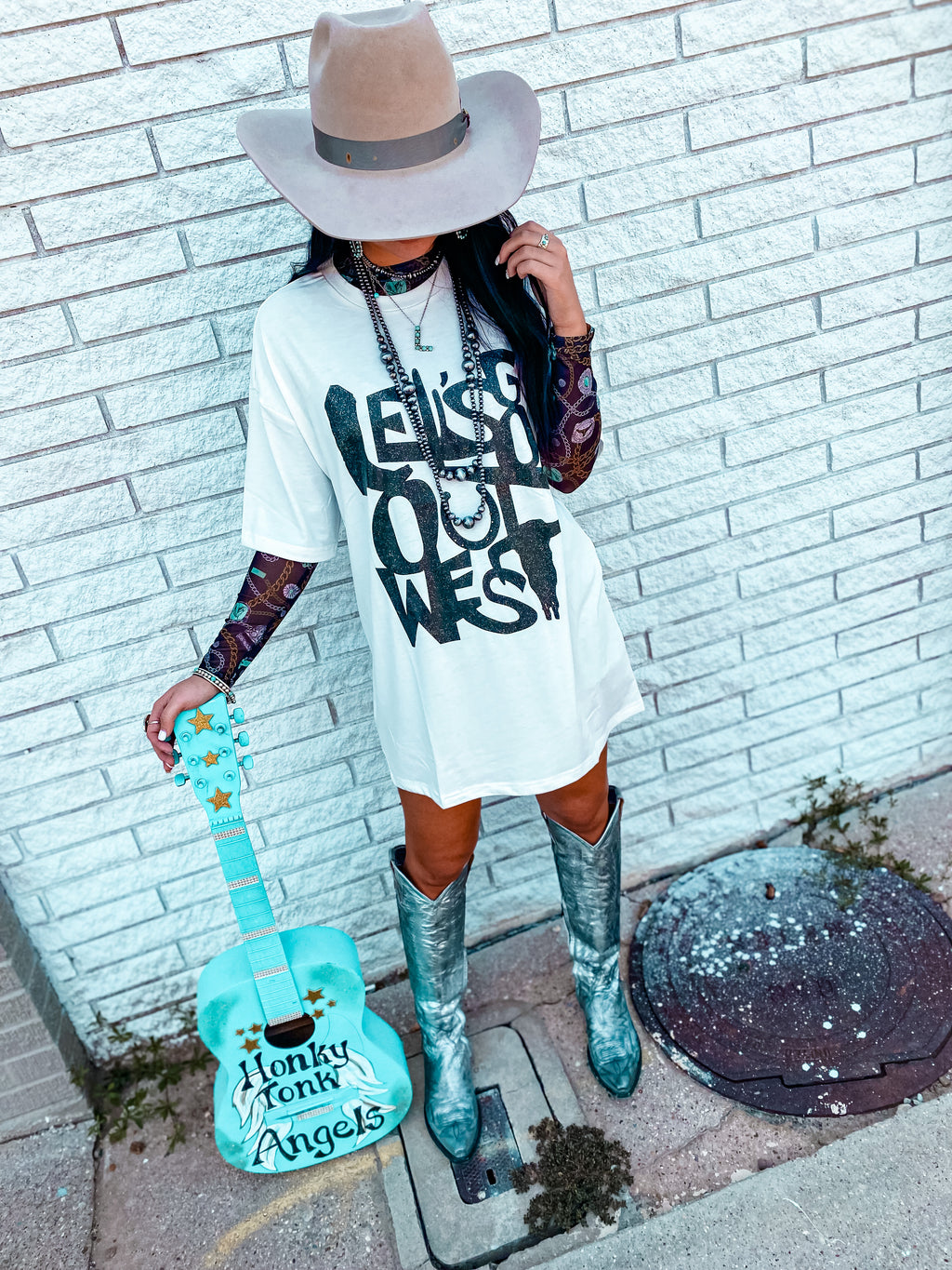 OuT WeSt TsHiRt DrEsS